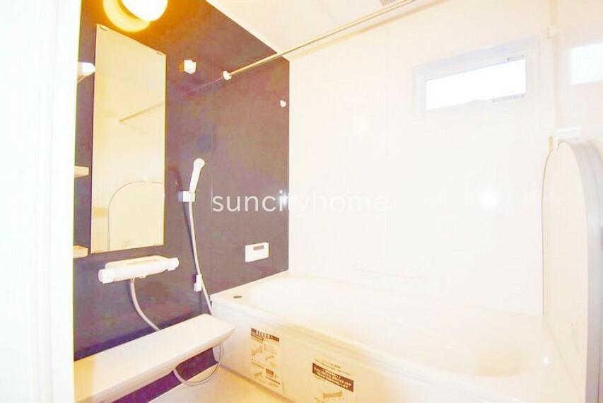浴室 ゆったり寛げる1坪タイプのシステムバス。浴室暖房乾燥機能付きで心地よいバスタイムを実現します。