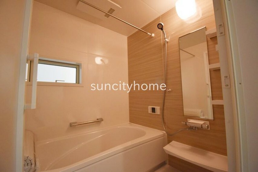 浴室 窓付きのバスルーム。陽射し差し込む明るい環境は、日中の入浴も気持ち良くお使い頂けそうです。