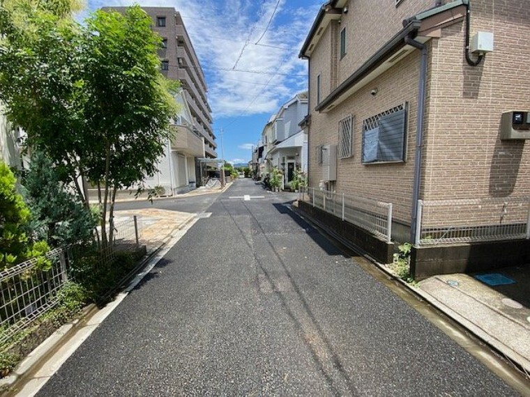 現況写真 お持ちの車種によっては前面道路が広い方が便利でしょう。しかし、前面道路が広ければその分交通量が多くなるため、騒音などが気になる場合があります。実際に現地を見学し、周辺交通量や騒音などを確認しましょう！