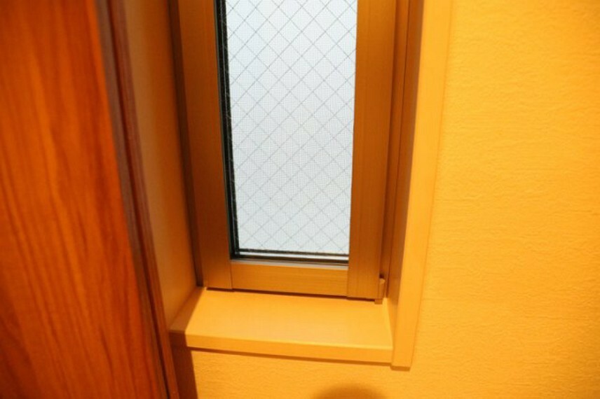 サッシとは、ガラス窓に使用される金属製の窓枠のことです。一般的に住宅建築では、金属製建具工事の段階で備え付けるもので、ガラス類や玄関、バスルームのスチール製のドアなどと同じタイミングで工事を行います。