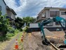 現況写真 住宅用の土地では前面道路に2m以上接していなければならないと法律で定められています。しかし、お持ちの車のサイズやライフスタイルなどにより、2mでは利便が悪い場合もございますので、事前に確認しましょう。