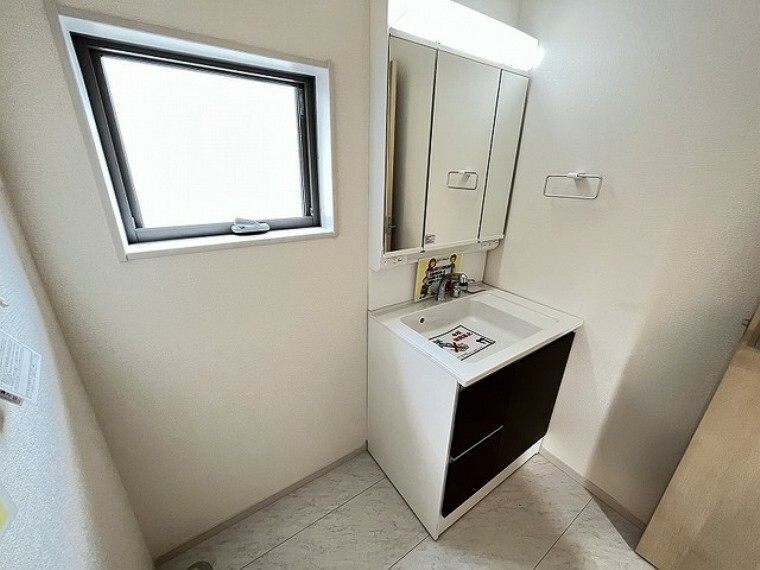 洗面化粧台 ワイドなボウルにハンドシャワー水栓が付いた洗面化粧台。