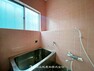 浴室 清潔感のあるカラーで統一された浴室は、ゆったりとした癒しのひと時を齎す快適空間に仕上げられています。