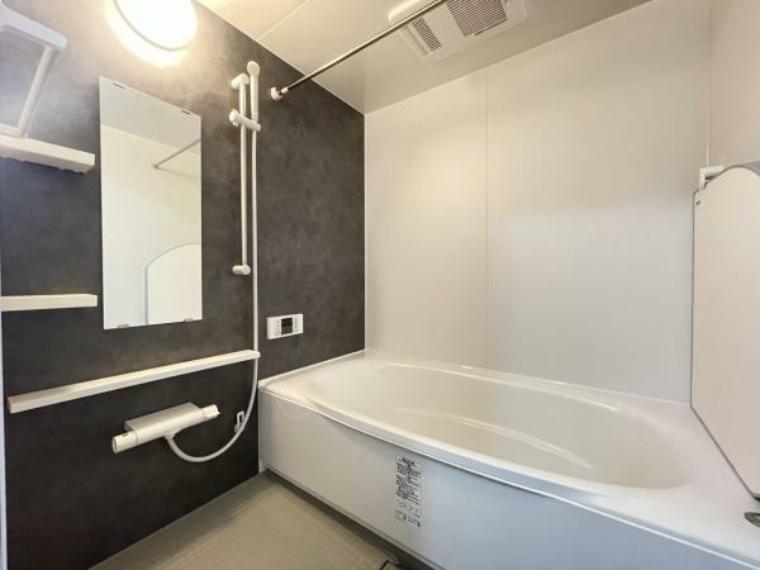 浴室 【同仕様写真】浴室はLIXIL製の新品のユニットバスに交換しました。足を伸ばせる1坪サイズの広々とした浴槽で、1日の疲れをゆっくり癒すことができますよ。
