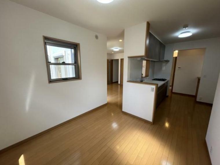居間・リビング 【リフォーム済】キッチン横のスペースはダイニングスペースとして活用いただけます。