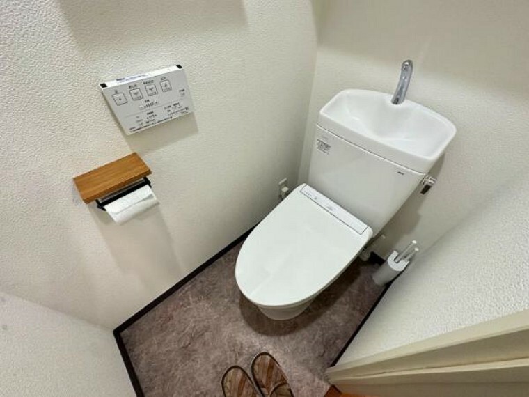 発電・温水設備 ウォシュレット付きのトイレです。