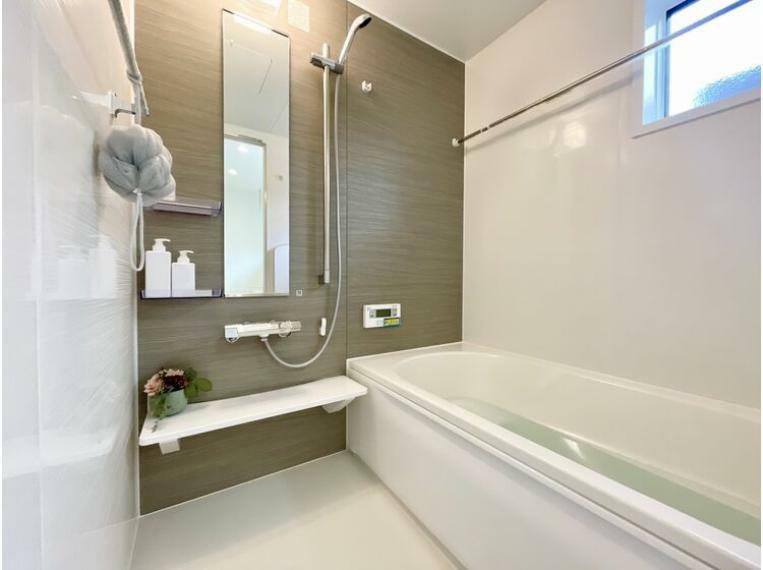 保温浴槽を使用した浴室乾燥機付きのシステムバス。