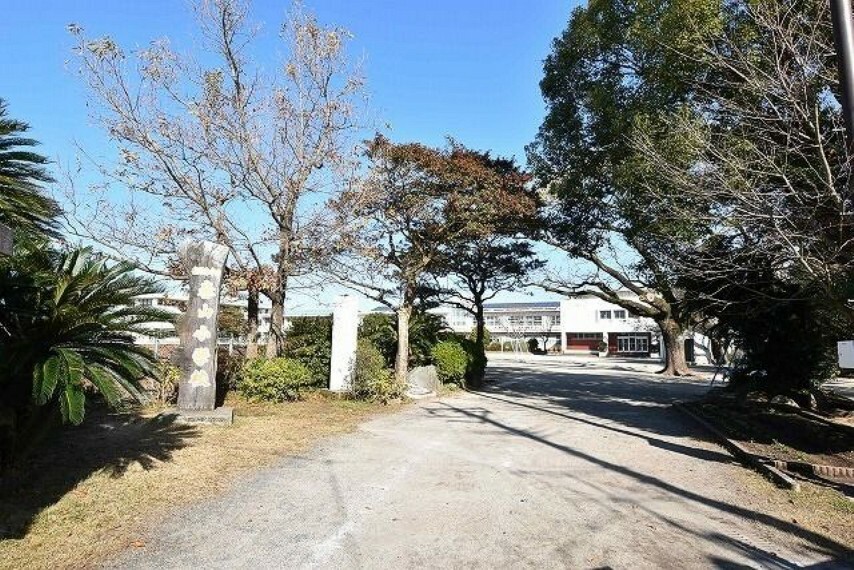 小学校 春山小学校【鹿児島市立春山小学校】は、春山町に位置する1867年創立の小学校です。令和4年度の生徒数は529人で、22クラスあります。校訓は「素直で明るい子　よく考える子　がんばる子」です。