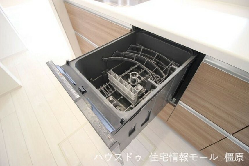 キッチン 食器洗浄乾燥機を完備。高温のお湯と水圧で洗浄し、手洗いよりも清潔です。