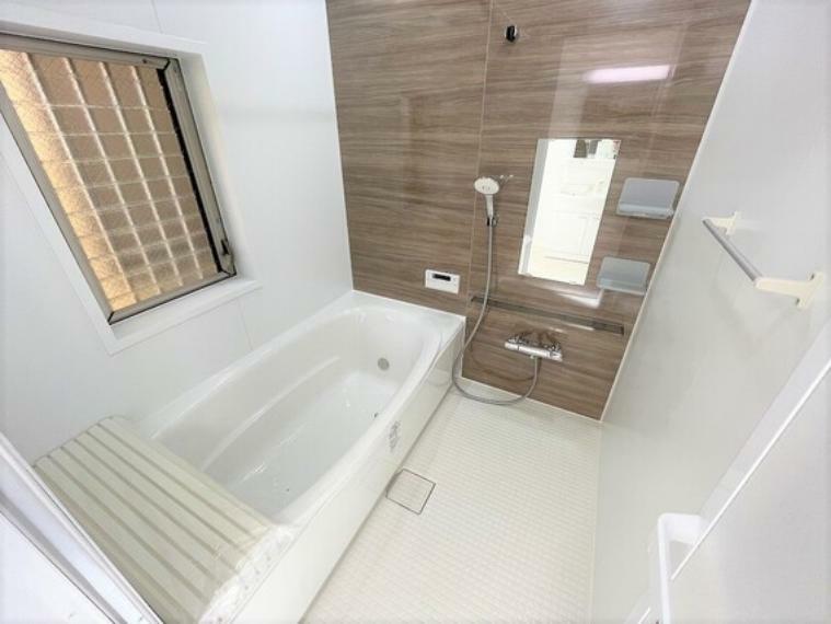 浴室 アクセントパネルを採用したホテルライクな浴室。ゆったりサイズのバスタブで快適なバスタイムを。