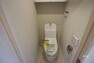 トイレ トイレ［2023年6月17日撮影］新規交換済みのトイレ！便利な温水洗浄便座付です！吊戸棚もついており、備品もスッキリ片付きます。