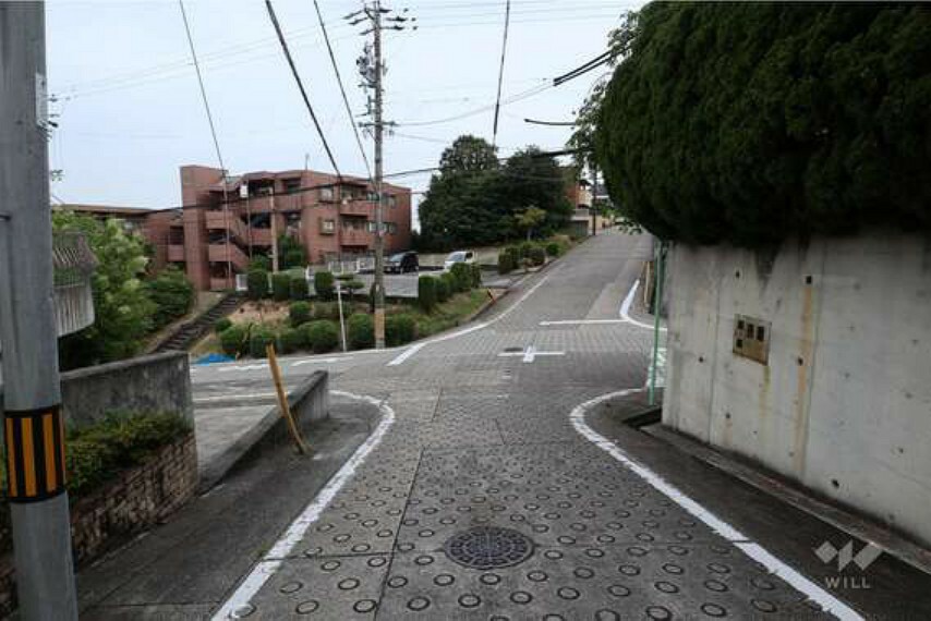 現況写真 物件の南西側前面道路（北西側から）