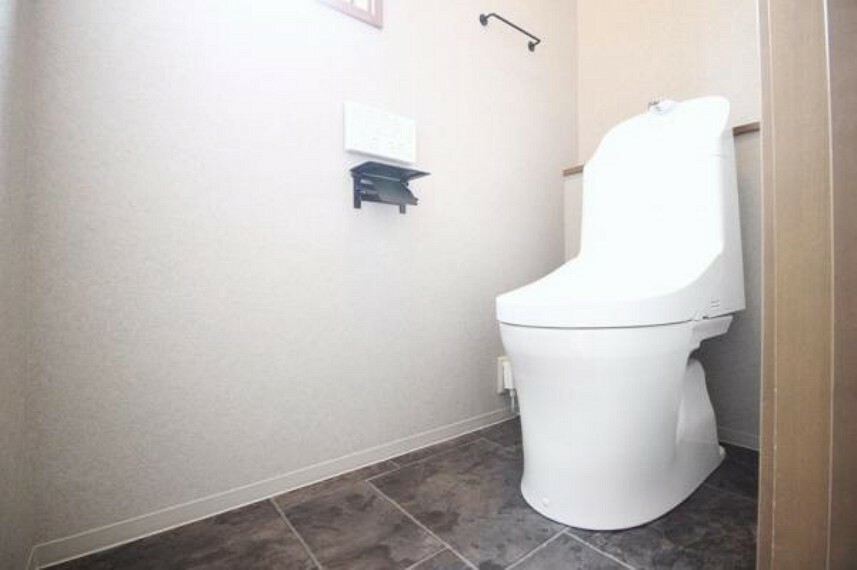 トイレ 清潔感にあふれた空間と機能的な洗浄装置。毎日何度も使う場所だから快適に