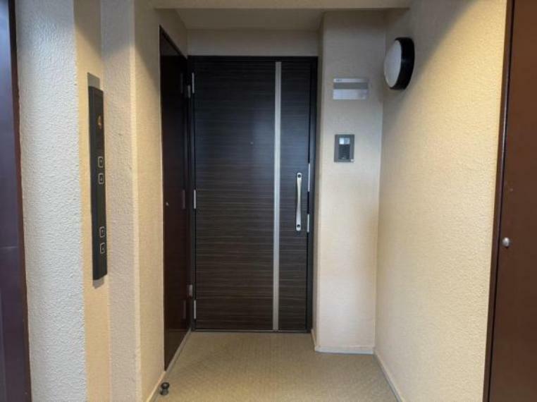 玄関 【リフォーム後_玄関】玄関扉は以前交換がされてあり、とてもきれいです。また、エレベーターからすぐの部屋になります。