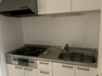 キッチン 標準的なシステムキッチンの横幅は、165cm～300cm程度です。2100・2400・2550・2700などミリ単位で表記されます。普段どのように料理をするのかを想定しながら合ったサイズを選びましょう