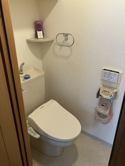 トイレ （トイレ）ウォシュレット機能付のトイレは清潔感のある空間です。（2023年07月撮影）