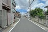 現況写真 物件の北側前面道路（東側から）。周辺は第1種低層住居専用地域内の閑静な住宅街となっています！交通量も少なく、子育てのしやすいエリアです。