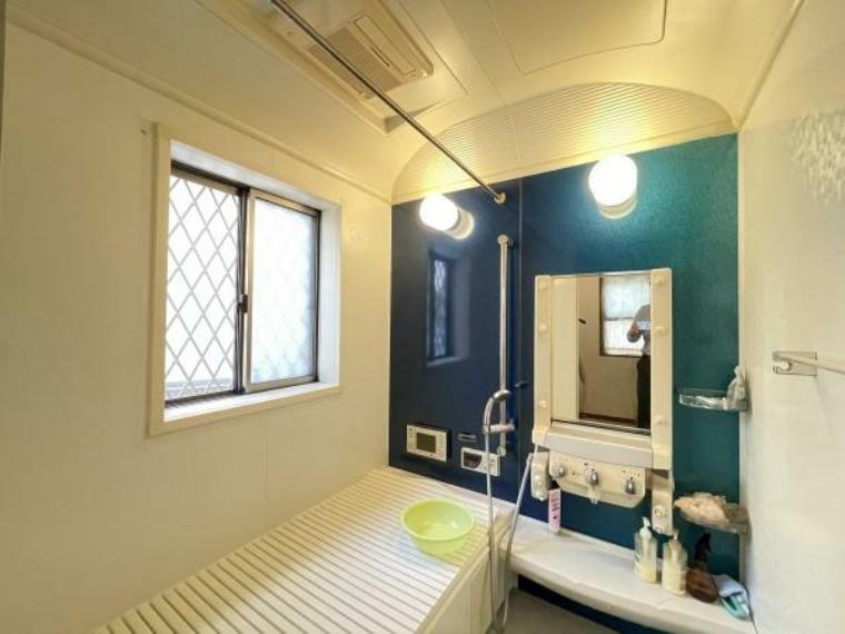 浴室には浴室乾燥機で換気機能もあり、さらには窓もあるのでカビ対策もしっかりできます！