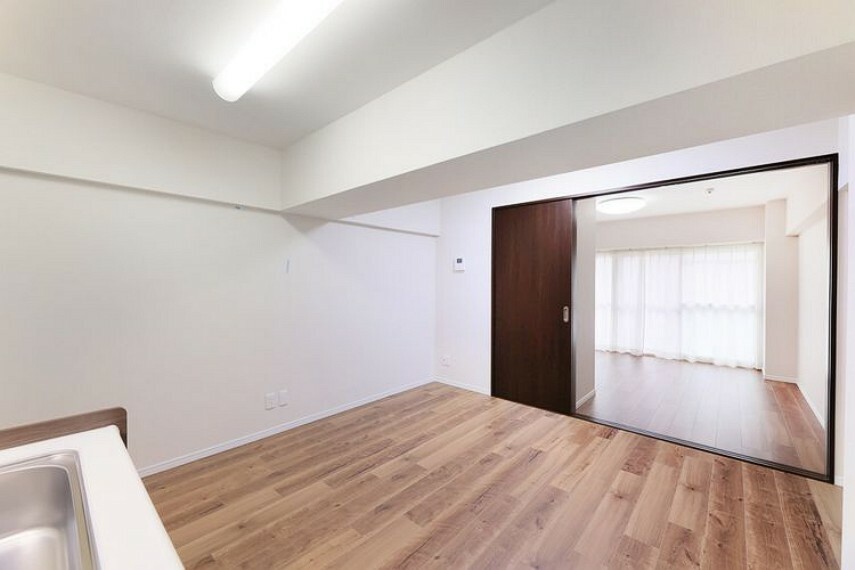 居間・リビング 清潔感のある明るいフローリングがお部屋に馴染み、心地よい空間を演出します