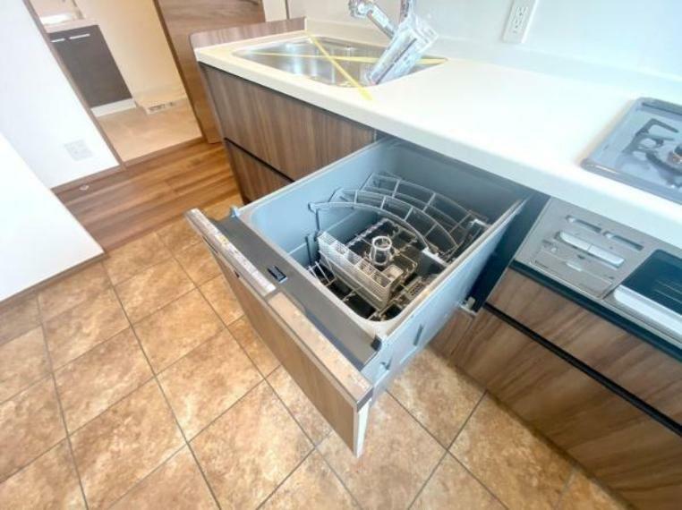 キッチン ビルトインタイプの食洗機。食器を一度にまとめて洗えてとても便利です。