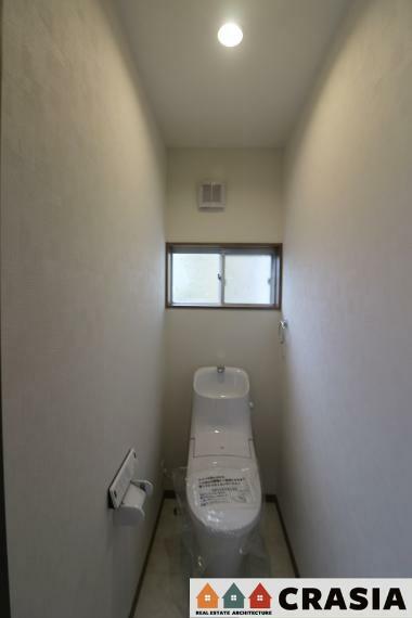 トイレ 1階トイレです。自然換気ができる小窓から自然な光が射し込みます。（2023年9月撮影）