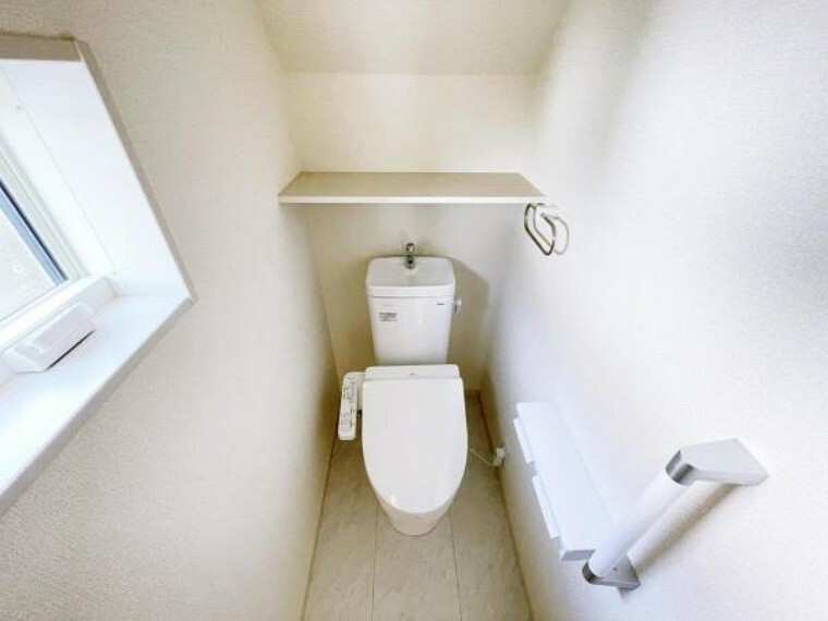 トイレ （トイレ）いつも綺麗に清潔に！ウォッシュレット付きトイレです*もちろん窓も付いてるので空気の入れ替えも楽にできます。