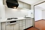 キッチン ※画像にある家具・床・壁紙等を加工した空室イメージです。