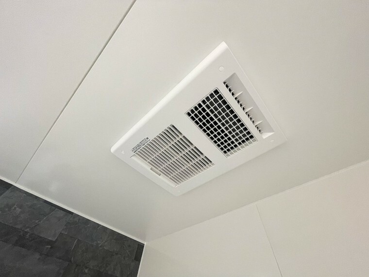 冷暖房・空調設備 【浴室暖房乾燥機】 雨の日の部屋干しは乾きにくく、生乾きの臭いが気になります。浴室暖房乾燥機があればそんな心配はいりません。換気や暖房機能もあるのでカビの発生や寒い日のヒートショックも防ぎます。