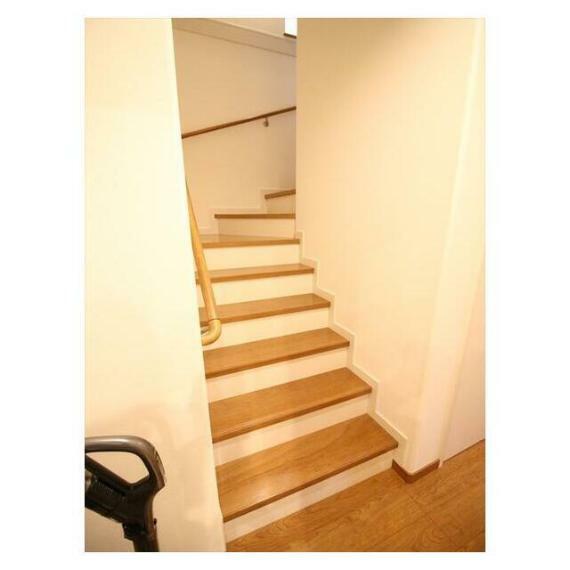階段には手摺があり昇降の動作を安全にサポート。安心・安全の暮らしを支えます。