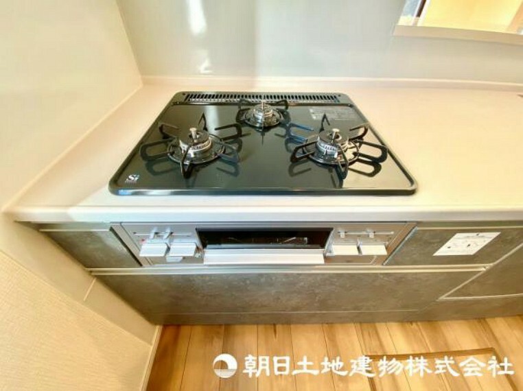 キッチン 3つのコンロで同時に調理ができる使いやすいシステムキッチンを採用です。