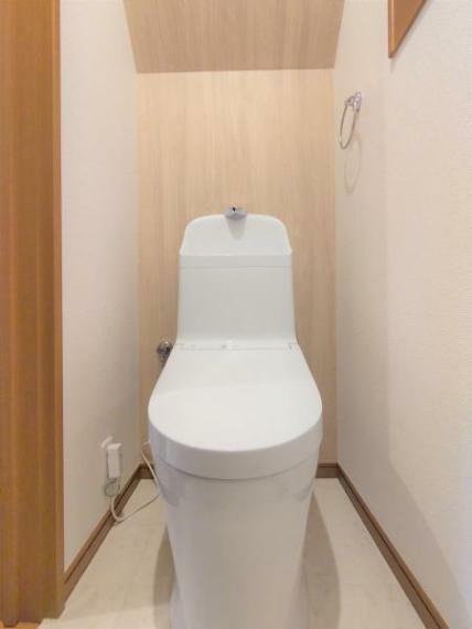 トイレ 【リフォーム後】トイレはTOTO製の温水洗浄機能付きに新品交換しました。継ぎ目のない形状でお手入れが簡単です。
