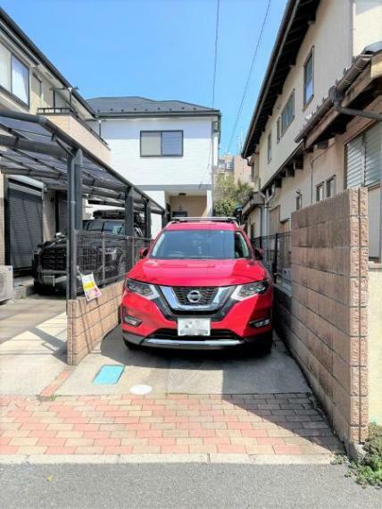 駐車場 実際の駐車写真です。2台縦列駐車が可能。土間打ちなので草刈りの心配もなく管理ラクラクですね。