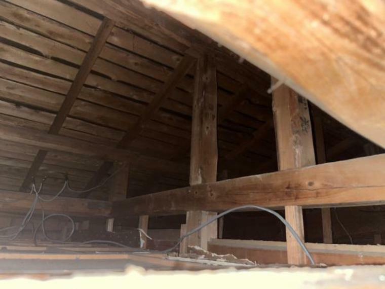 【リフォーム完成】小屋裏の写真です。リフォームを行う際には屋根裏まで点検を行っております。雨漏りや配管でのトラブルがあった場合には二年間の瑕疵担保が適用されますので、購入後も安心してお住まいいただけます。。