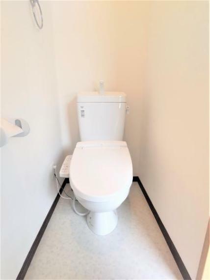 トイレ トイレはLIXIL製の温水洗浄機能付きに新品交換しました。キズや汚れが付きにくい加工が施してあるのでお手入れが簡単です。直接肌に触れるトイレは新品が嬉しいですよね。