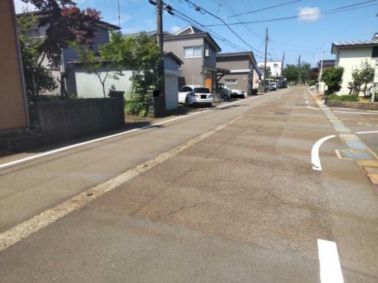 周辺の街並み 前面道路は消雪パイプが埋設されておりますので冬も安心です。道路幅は約8m。すれ違いもらくらくですね。