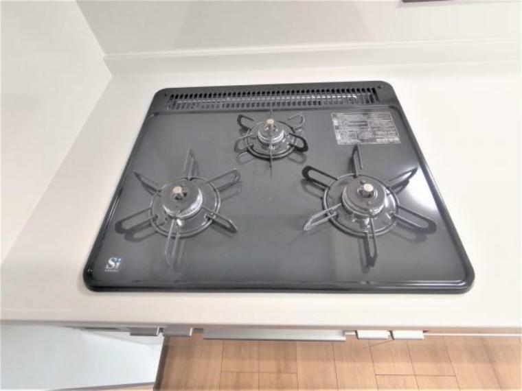 キッチン 【リフォーム済】新品交換のキッチンは3口コンロで同時調理が可能。大きなお鍋を置いても困らない広さです。お手入れ簡単なコンロなのでうっかり吹きこぼしてもお掃除ラクラクです。