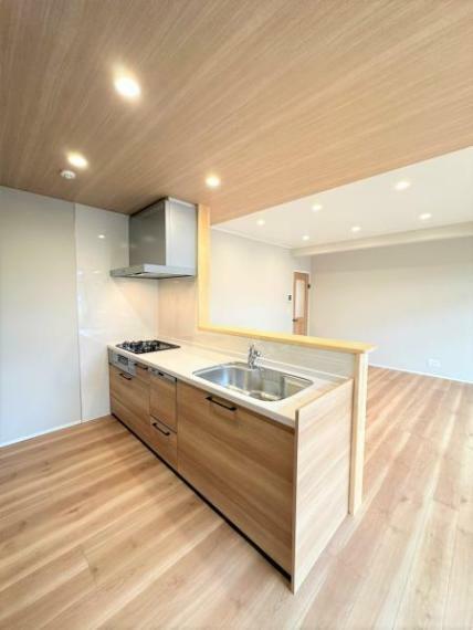 キッチン 【リフォーム済】キッチンは永大製の幅2550mmサイズのものを新設しました。対面式なので家族の様子を見ながら家事ができそうです。
