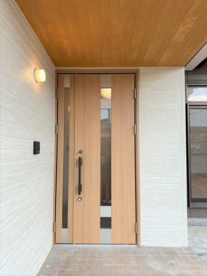 玄関 【リフォーム済】玄関ドアは新品に交換しました。屋外照明とインターホンを設置しています。