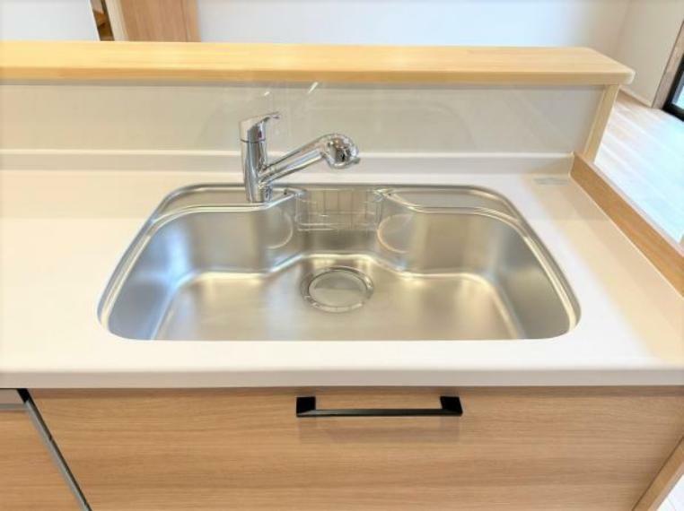 キッチン 【シンク】システムキッチンのシンクはとても広く、大きな鍋も洗いやすく、センターポケット形状で、排水口がスムーズです。