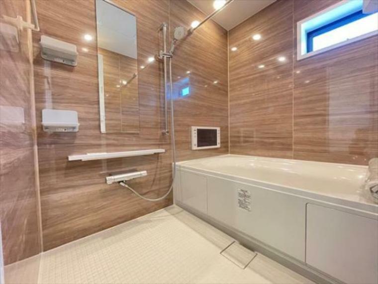 浴室 美しいツヤとなめらかな肌ざわり。水や汚れをはじき汚れにくくお掃除ラクラクの浴槽です。浴槽へもまたぎやすいよう配慮されています。また、シャワーヘッドの位置が変えられるので使い勝手がとても良いです。（2024.3.11撮影）