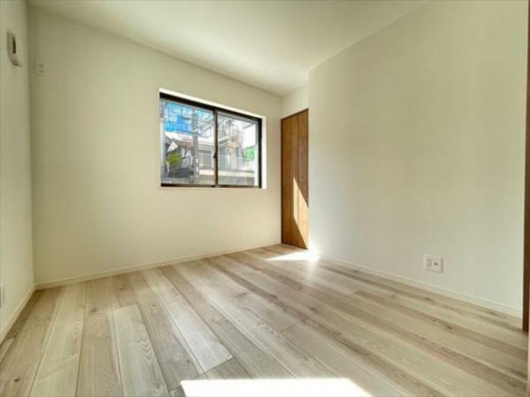 洋室 住まう方自身でカスタマイズして頂けるように「シンプル」にデザインされた室内。自由度が高いので家具やレイアウトでお好みの空間を創り上げられます。（2024.3.11撮影）