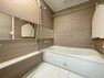浴室 和らぎあるカラーで統一し、半身浴も楽しめるバスタブが心地よさをもたらします。