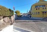 現況写真 物件の東側前面道路（西側から）［2023年12月4日撮影］