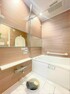 浴室 上品な色合いが魅力のバスルームは、ほっと落ち着く空間を作り出しています。広々とした浴槽で体を癒やしながら、疲れを取り除けるような仕様です！