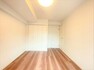 洋室 どんな家具も合う優しい色の内装で、インテリアにもこだわりたいですね！ バルコニーに面しており、明るいお部屋です！