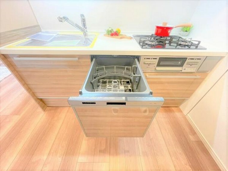 キッチン ビルドイン食洗機なら、キッチンの一部として一体化しているので、キッチンがすっきりして見えます！時短になり、手洗いの量は格段に減り、手荒れの防止にもなります（^-^）