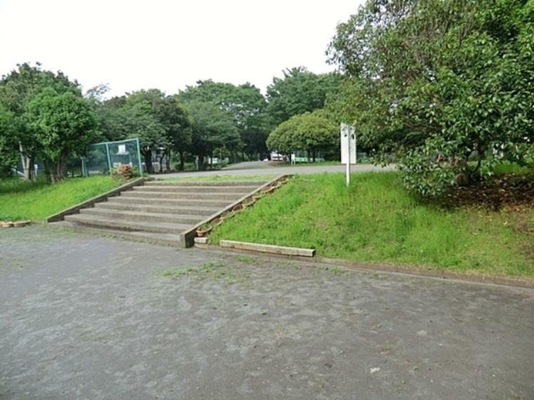 公園 子安台公園 滑り台と砂場がある遊具広場と、全面砂地の自由に遊べる広場があります、春には桜、秋には紅葉とお散歩も楽しめます