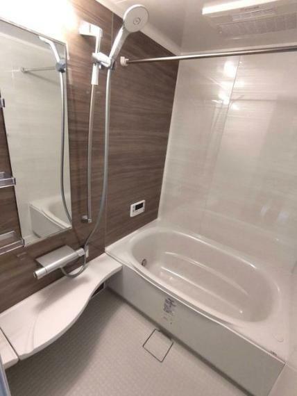 浴室 バスユニット1坪タイプ、浴室乾燥機、手すり付き。