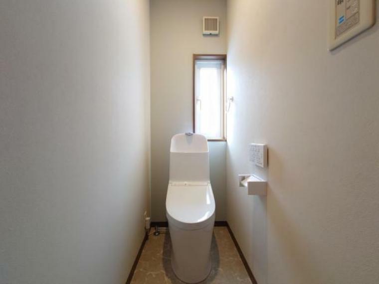 【リフォーム済】新品のトイレに交換致しました。天井・壁のクロス貼替と照明の交換も行っております。