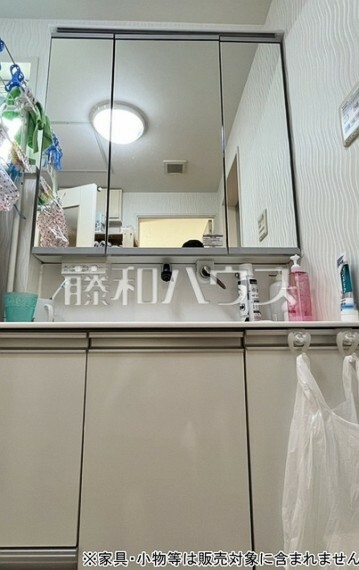 洗面化粧台 1F　洗面室　三面鏡付きの洗面台。鏡の裏にも収納があり、歯ブラシや化粧品等もすっきり収納できます。【日野市三沢4丁目】